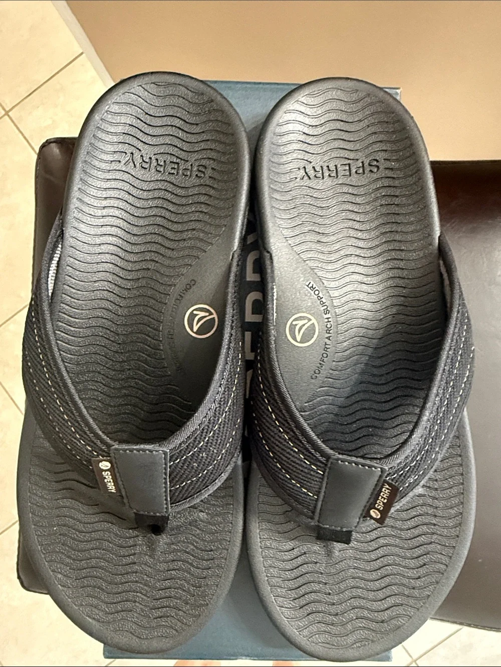 New Sperry Men’s Black Textured Thong Sandals